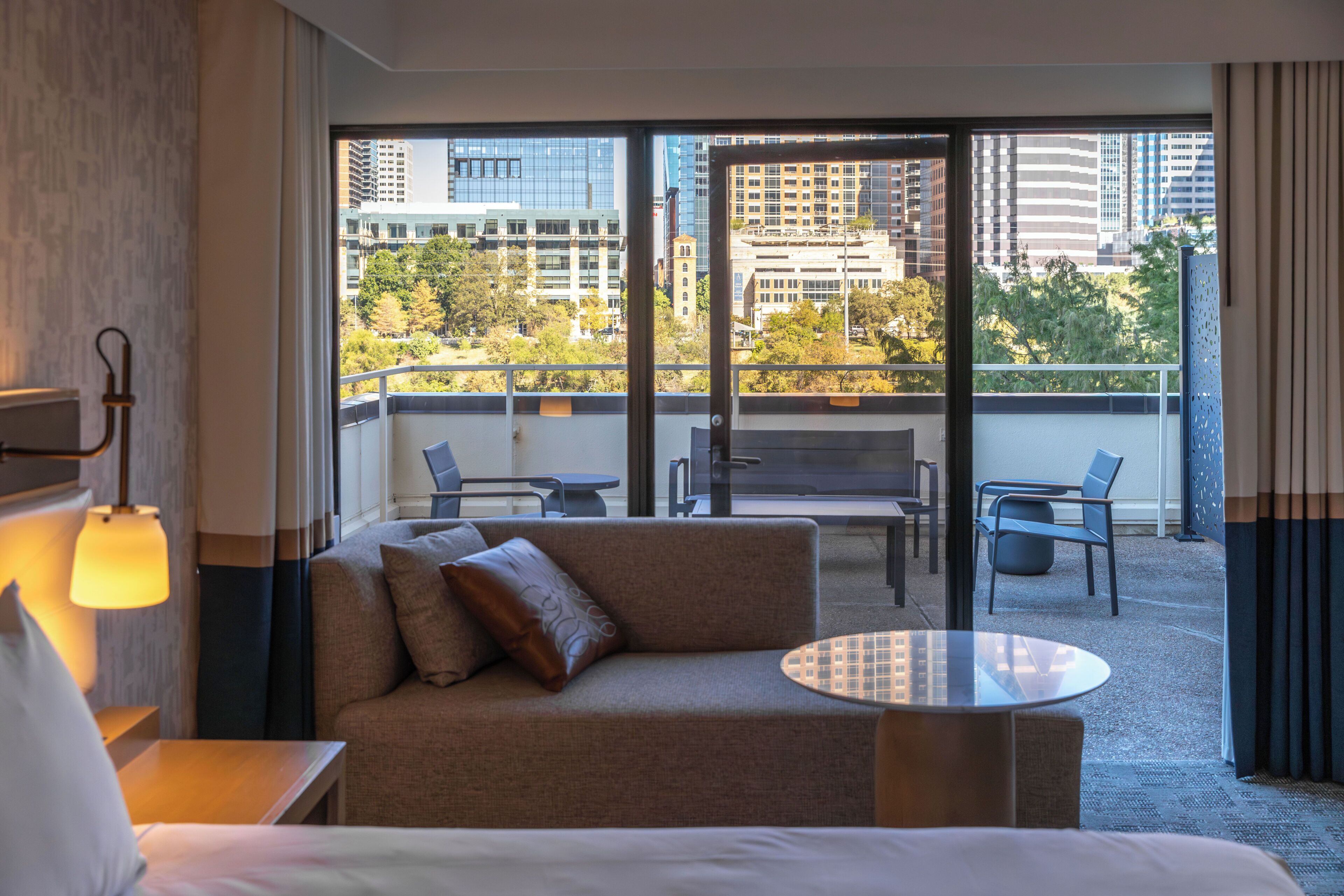 룸, 킹사이즈침대 1개, 파티오, 호숫가 | 고급 침구, 객실 내 금고, 책상, 암막 커튼