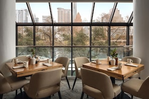 2 restaurants, breakfast served - Hyatt Regency Austin (Austin)