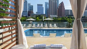 Een buitenzwembad, zwembadcabana's (toeslag)