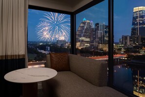 أغطية فراش متميزة وخزنة داخل الغرفة ومكتب وستائر تعتيم