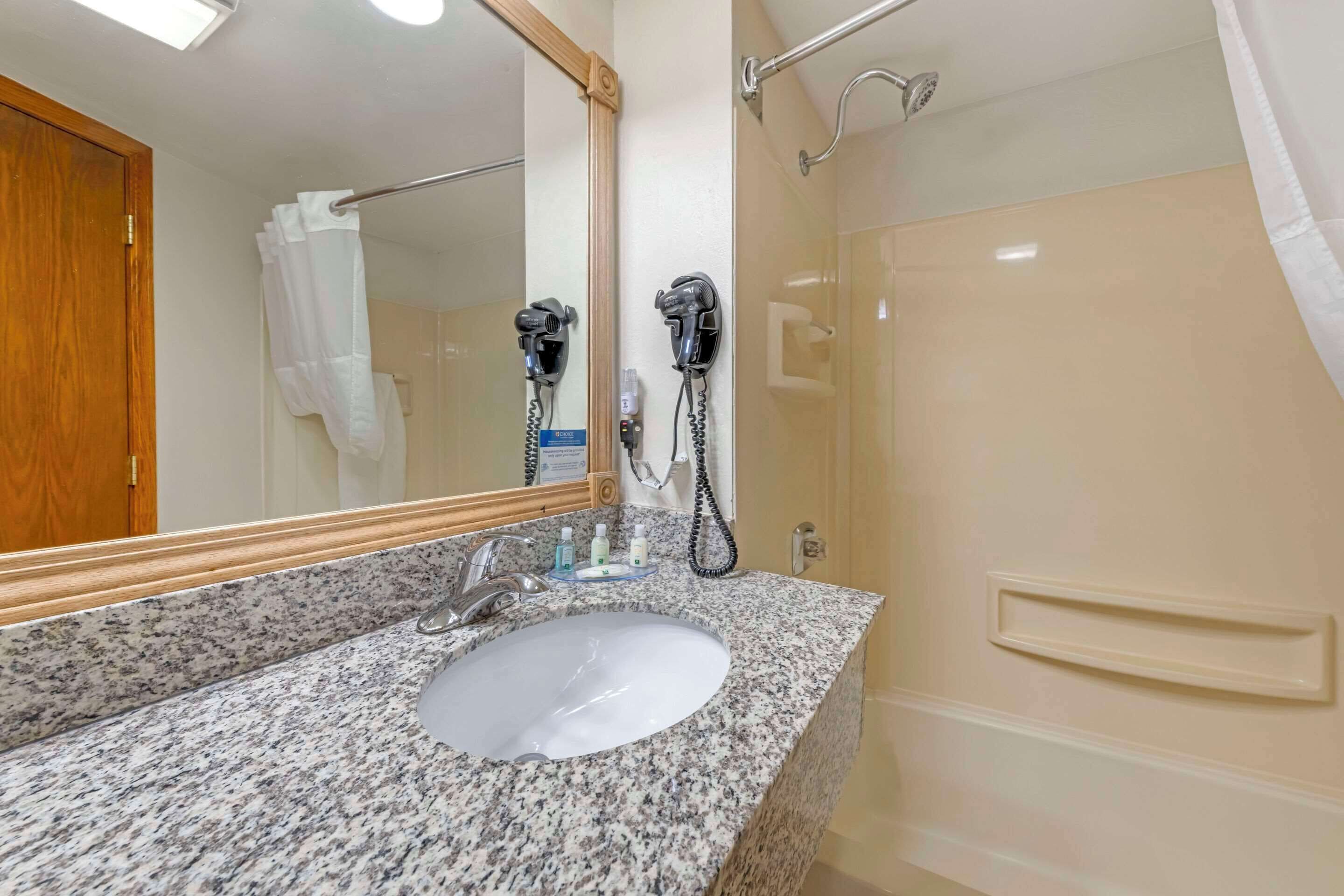 standard room, 1 king bed, non smoking | desk, iron/ironing board, free wifi, bed sheets