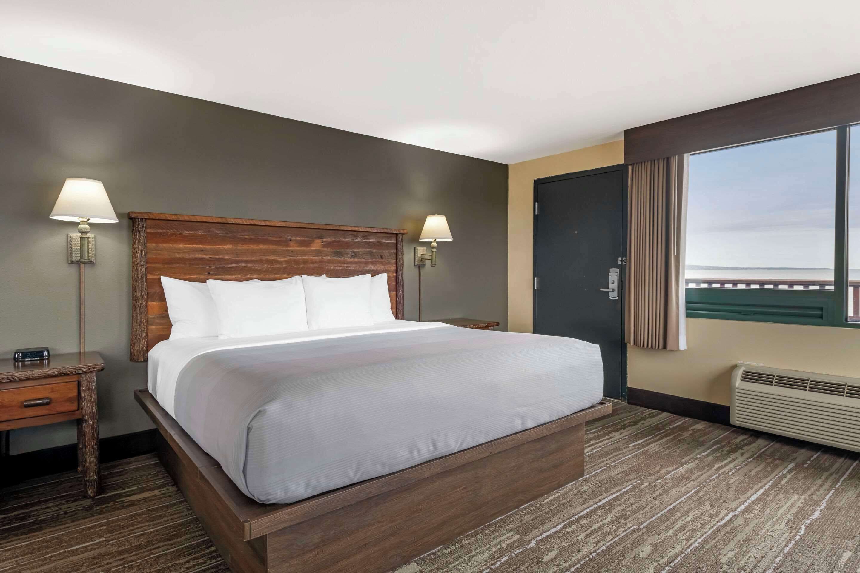 suite, 1 king bed, non smoking, lake view (upper floor) | desk, iron/ironing board, free wifi, bed sheets