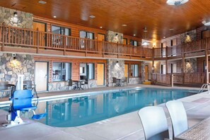 Piscine intérieure, chaises longues