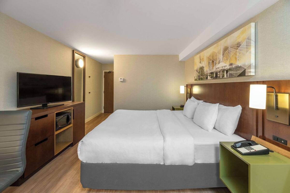 Phòng Deluxe, tủ lạnh, tầng trệt (1 King Bed) | Bộ đồ giường cao cấp, nệm có lớp đệm bông, bàn, màn/rèm cản sáng 