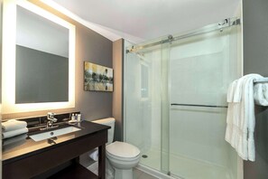Chambre Deluxe, réfrigérateur, rez-de-chaussée (1 King Bed) | Literie de qualité, lit avec matelas à plateau-coussin, bureau