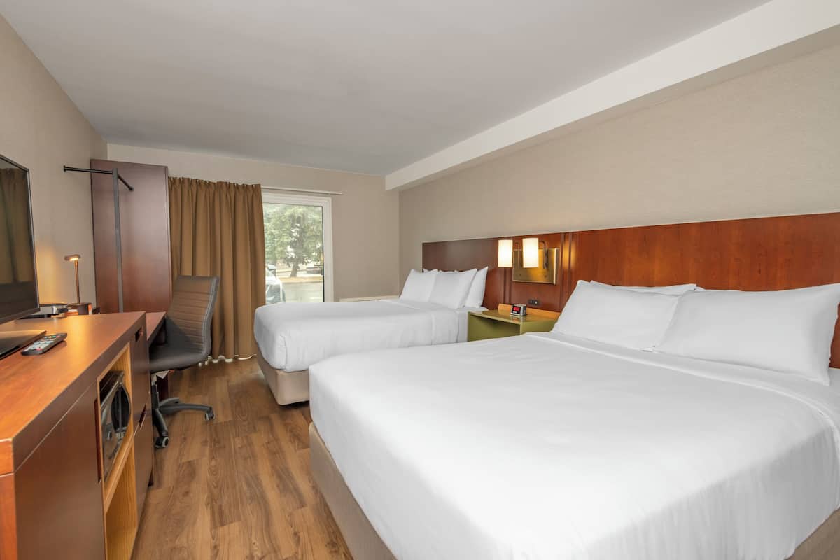 Ropa de cama de alta calidad, colchones con pillow-top y escritorio