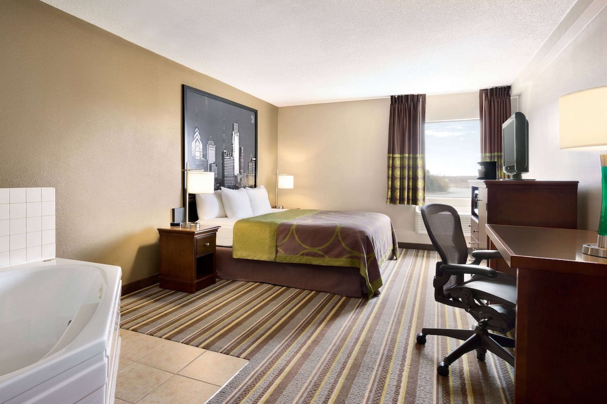 Deluxe Suite, 1 King Bed, Non Smoking | Jetted tub