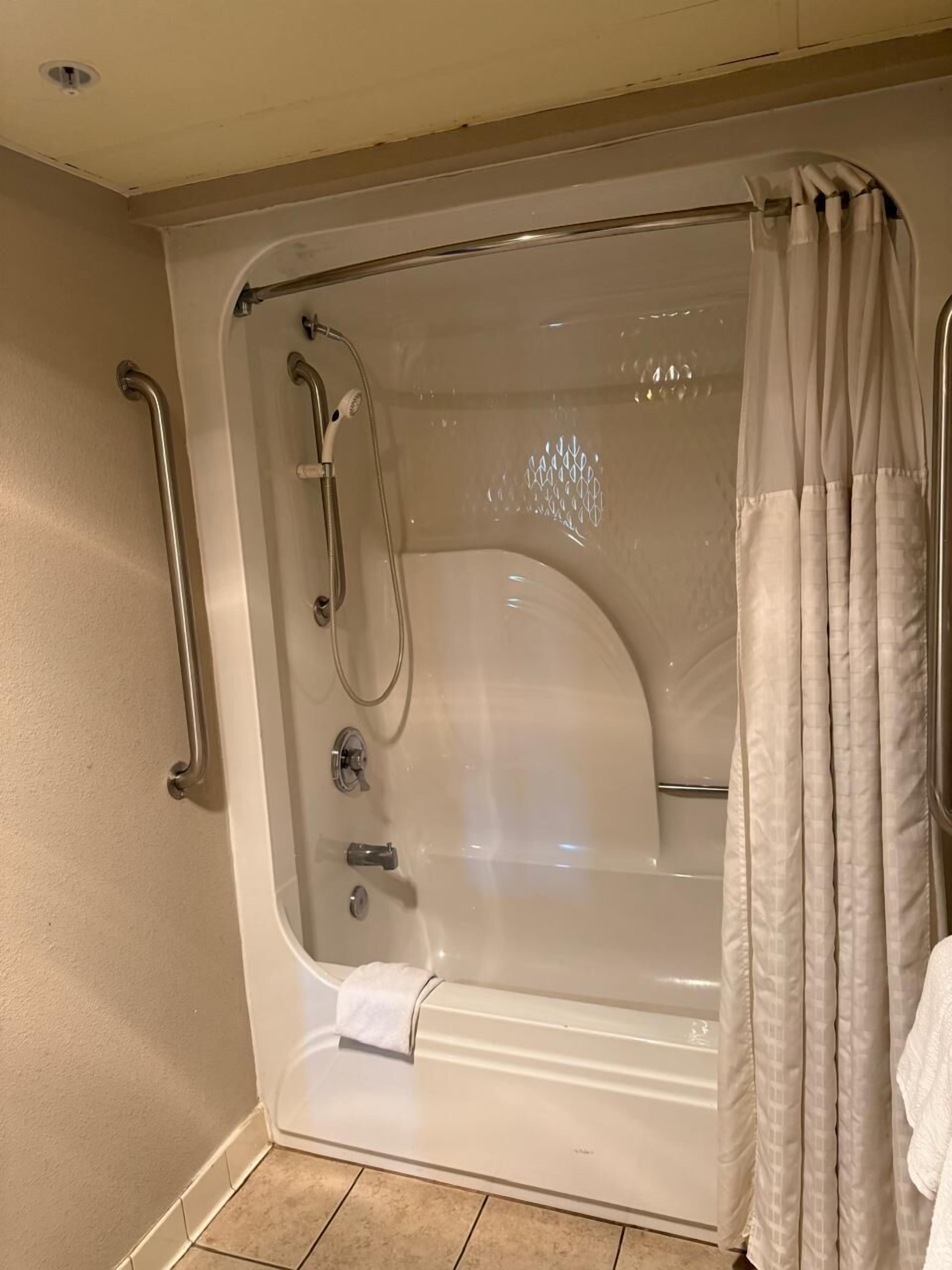 Quarto, 2 camas de casal, acessível, para não fumantes (Mobility) | Banheiro | Banheira, produtos de toalete grátis, secador de cabelo 
