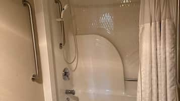 Quarto, 2 camas de casal, acessível, para não fumantes (Mobility) | Banheiro | Banheira, produtos de toalete grátis, secador de cabelo