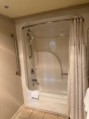 Habitación, 2 camas dobles, accesible para personas con discapacidad, no fumadores (Mobility) | Baño | Bañera, artículos de higiene personal gratuitos y secador de pelo