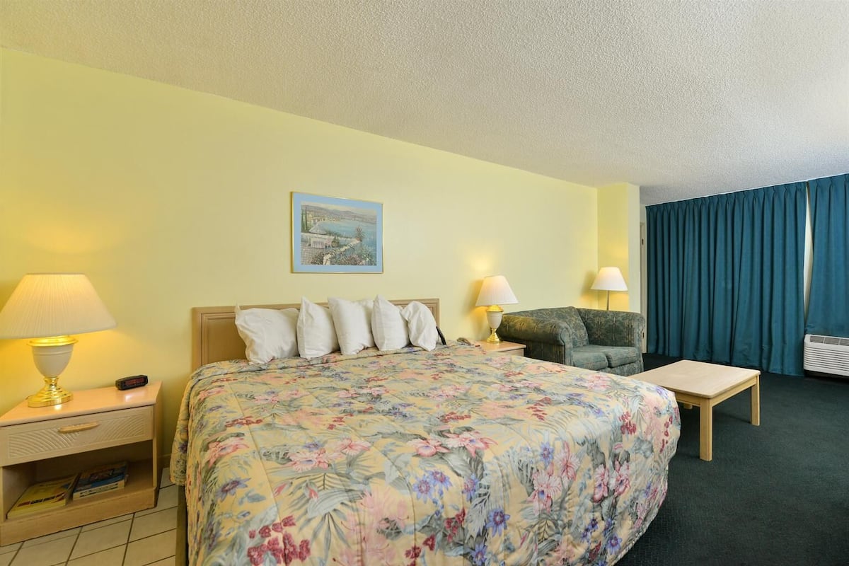 One King Bed, Non-Smoking | Desk, iron/ironing board, free cribs/infant beds, rollaway beds