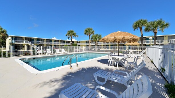 Outdoor pool - Americas Best Value Inn Satellite Beach Melbourne (Satellite Beach)