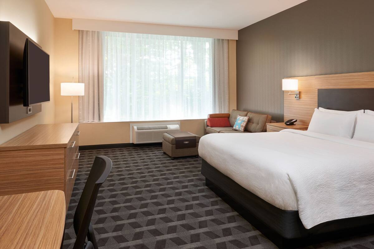 Studio, 1 King Bed with Sofa bed | Desk, blackout drapes, soundproofing, iron/ironing board