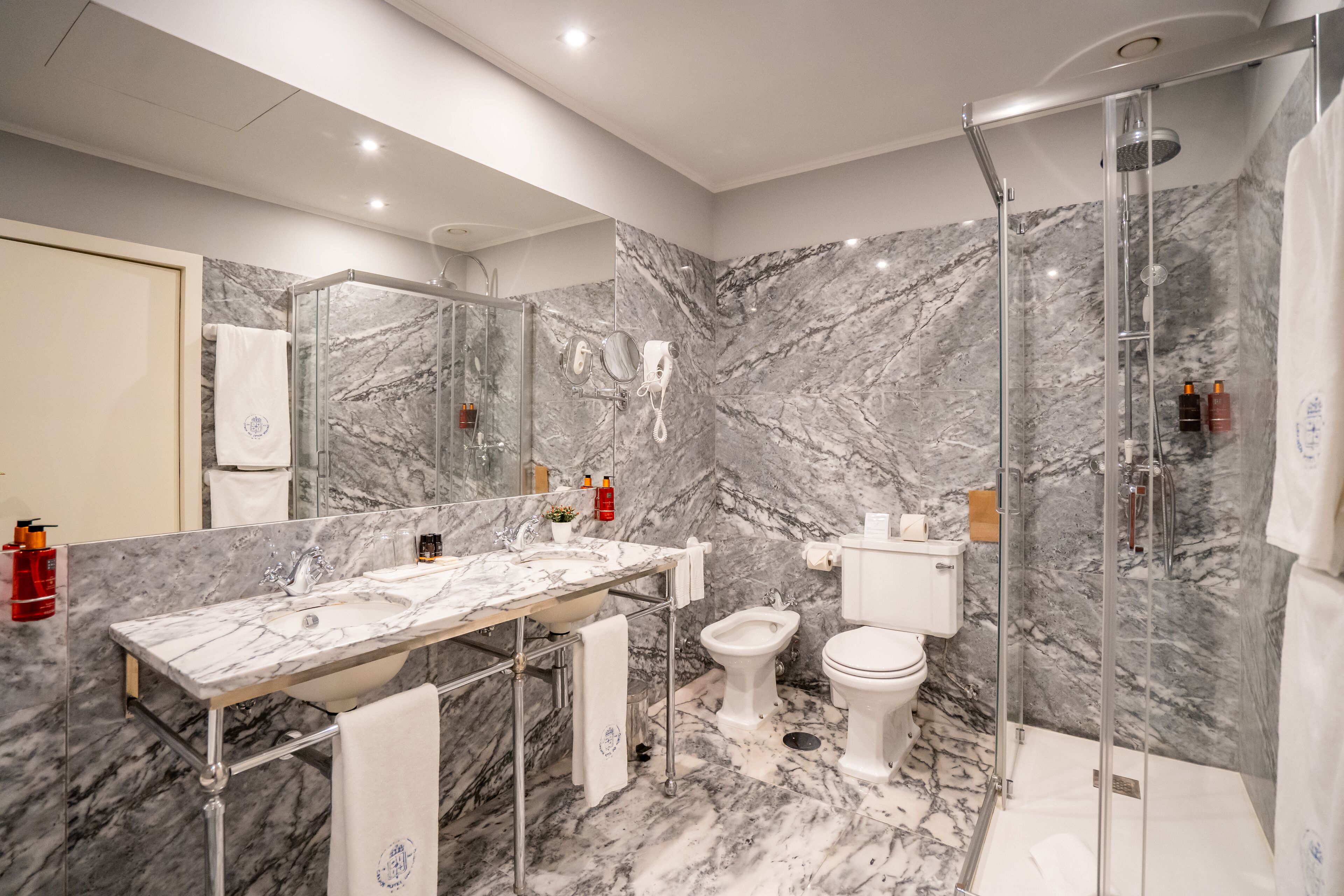 suite | bathroom | free toiletries, hair dryer, towels