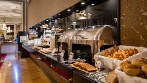 A buffet line with various food items and a coffee station. - Grande Hotel do Porto (Porto)
