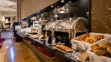 Café da manhã com buffet grátis todos os dias