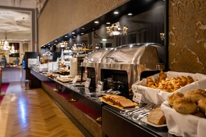 Free daily buffet breakfast  - Grande Hotel do Porto (Porto)