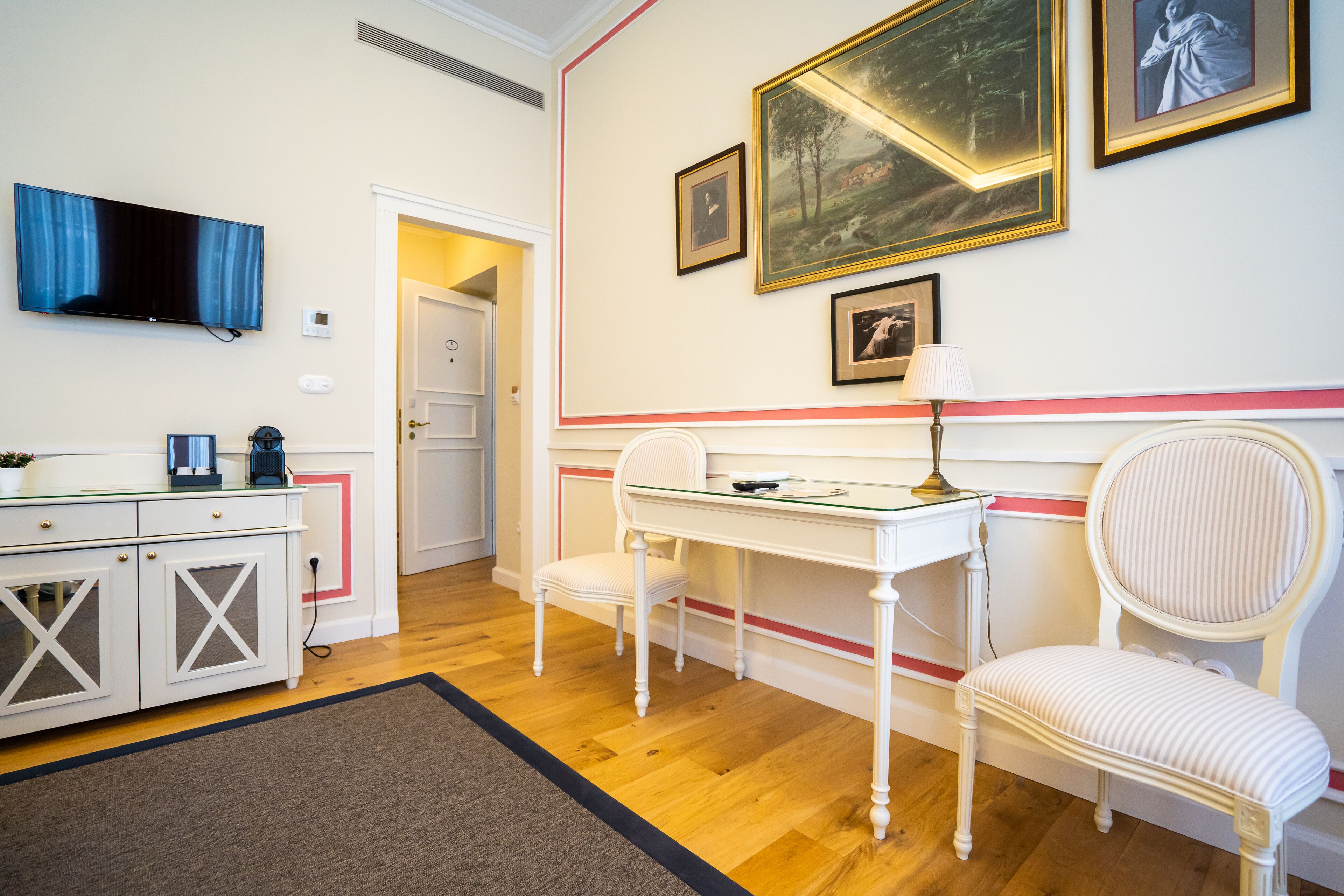 suite | in-room safe, desk, laptop workspace, soundproofing