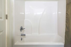 Bathtub, towels - Motel 6 Opelousas, LA (Opelousas)