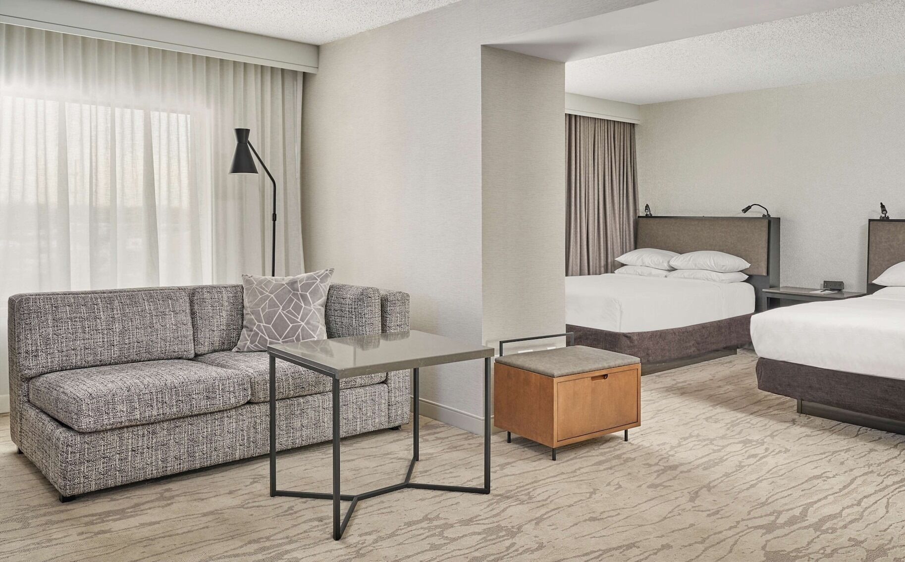 Roupas de cama premium, cofres nos quartos, escrivaninha