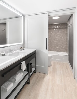 Suite – president | Bad | Toalettartikler (inkludert), hårføner, håndklær og såpe