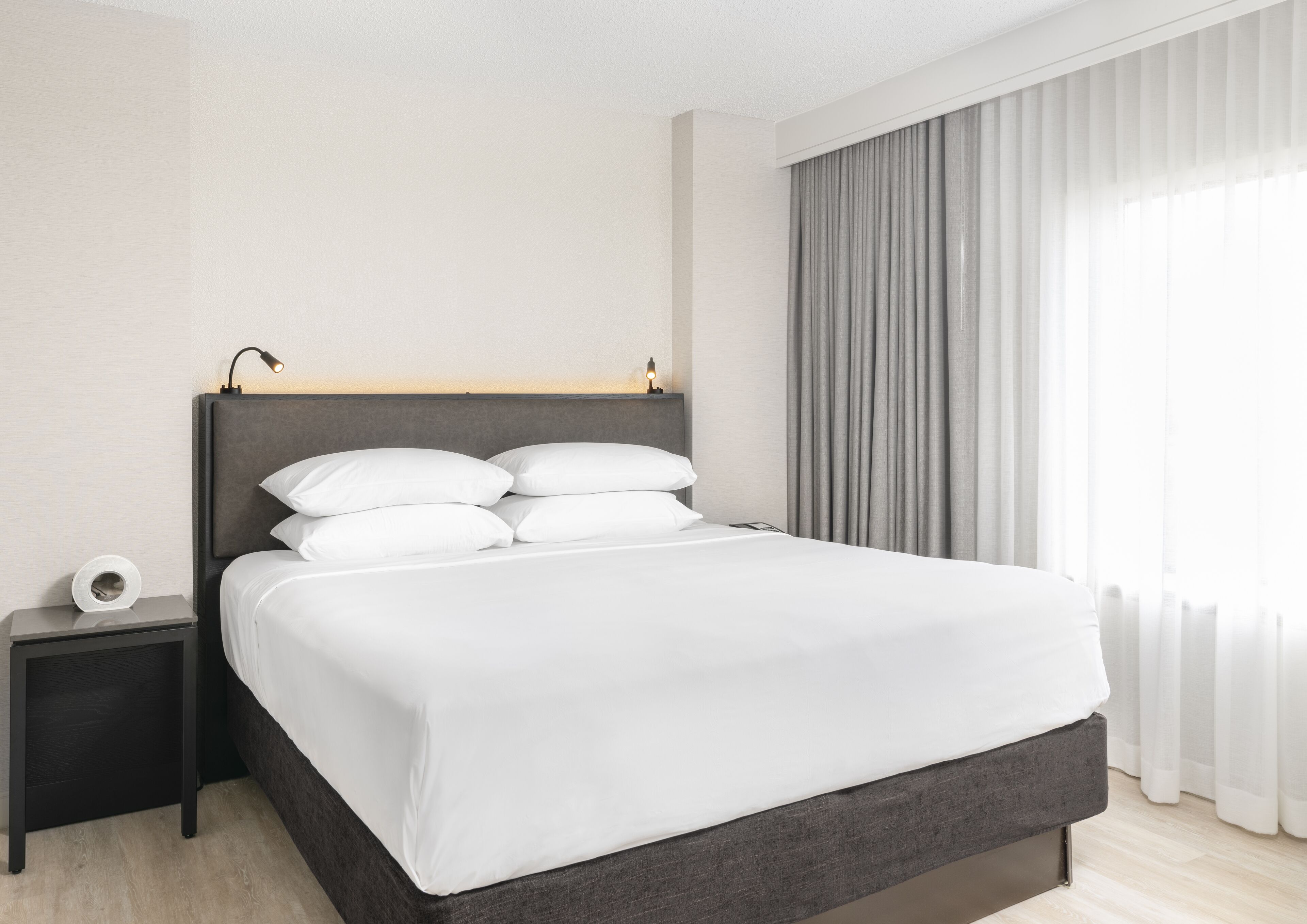 deluxe suite | premium bedding, in-room safe, desk, laptop workspace