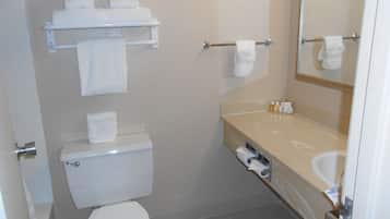 Een bad/douchecombinatie, designer toiletartikelen, een haardroger