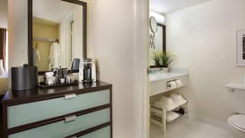 Combined shower/bathtub, designer toiletries, hair dryer, towels