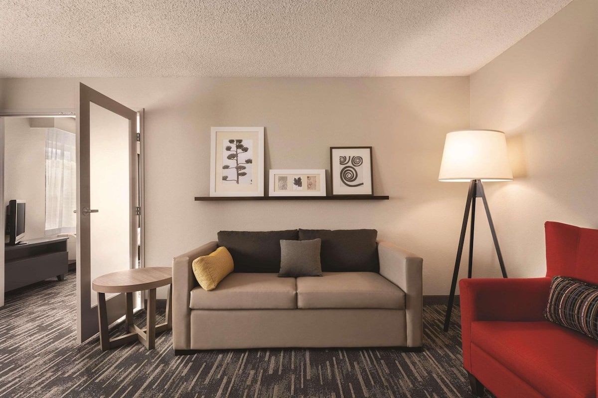 Suite, 1 Bedroom, Non Smoking | Peralatan tempat tidur premium, meja, seterika/papan seterika