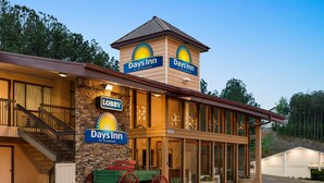 A Days Inn by Wyndham with a lobby, a green carriage, and a stone facade. - Days Inn by Wyndham Cartersville (Cartersville)