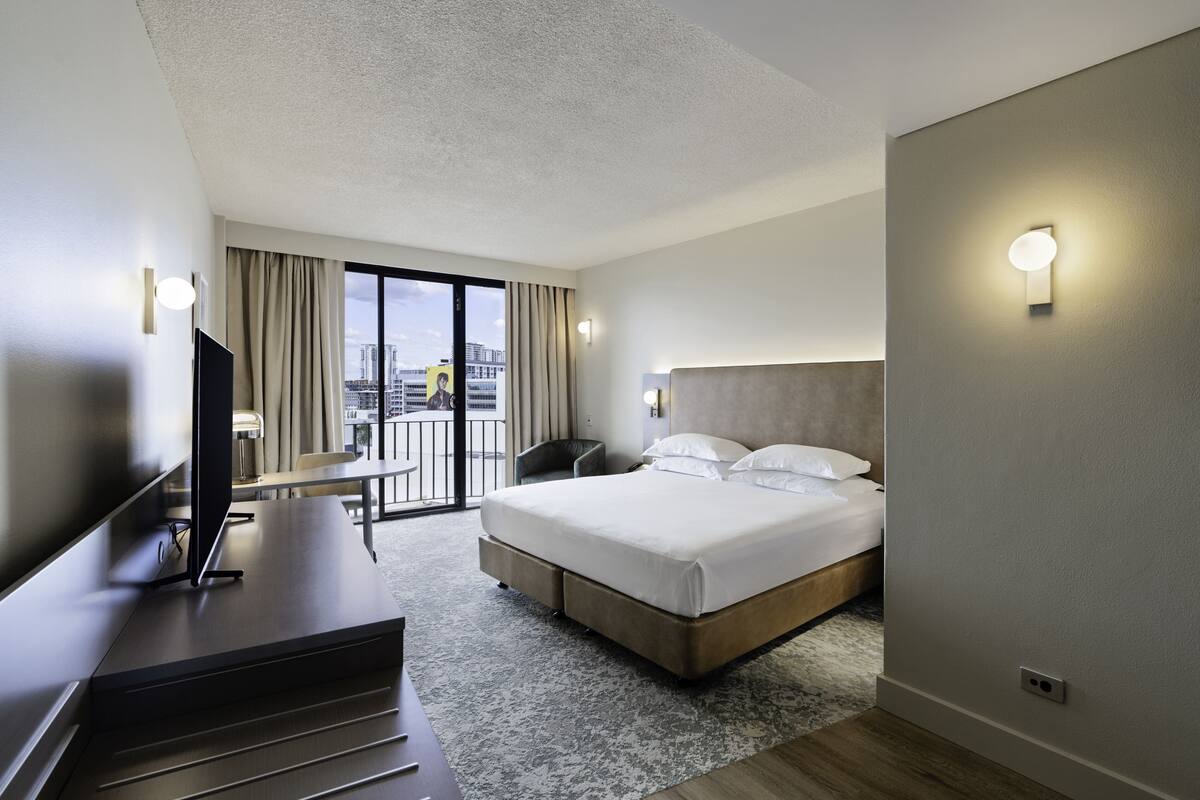 room, 1 king bed | 1 bedroom, premium bedding, in-room safe, desk