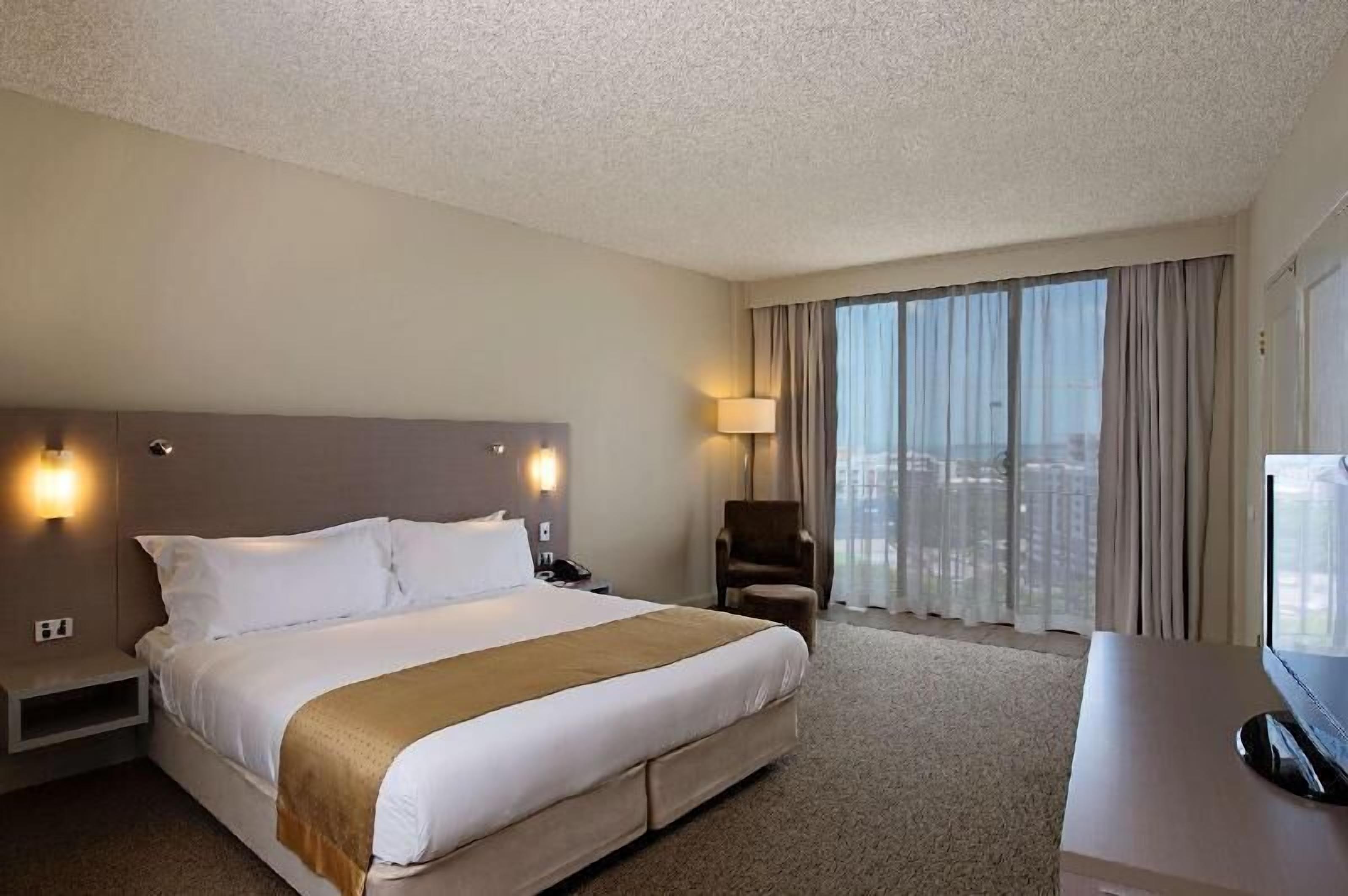 1 ห้องนอน, เครื่องนอนระดับพรีเมียม, ตู้นิรภัยในห้องพัก, โต๊ะทำงาน