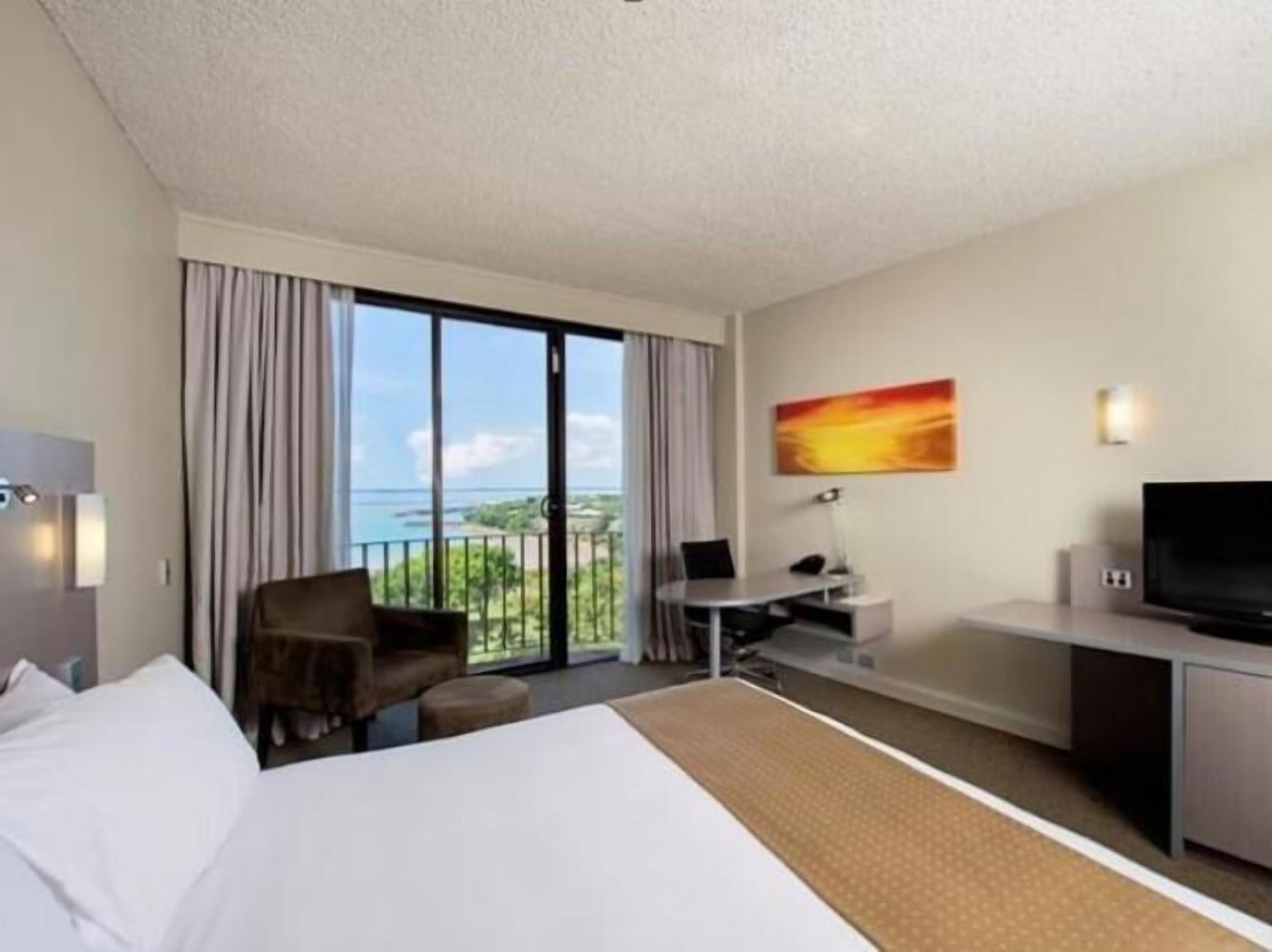 1 ห้องนอน, เครื่องนอนระดับพรีเมียม, ตู้นิรภัยในห้องพัก, โต๊ะทำงาน