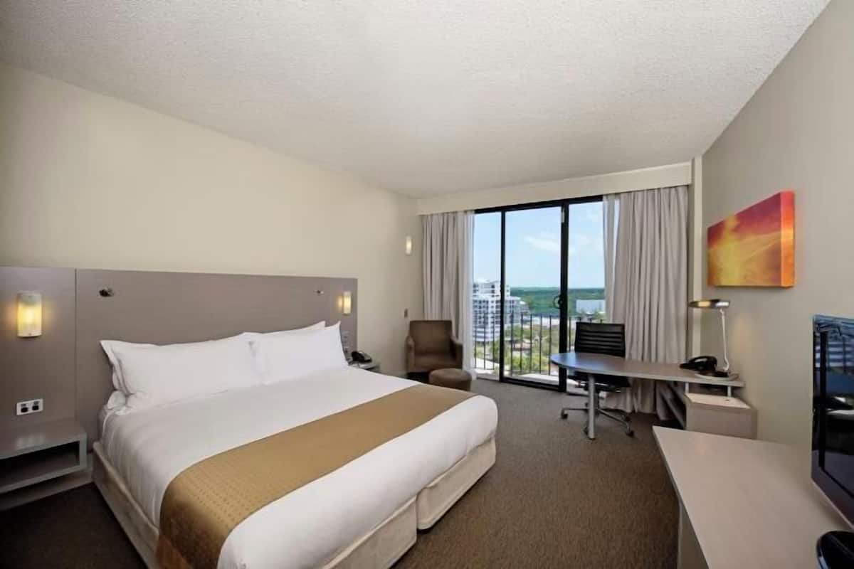 1 bedroom, premium bedding, in-room safe, desk
