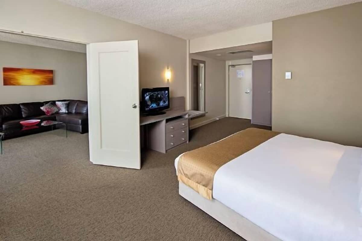 1 bedroom, premium bedding, in-room safe, desk