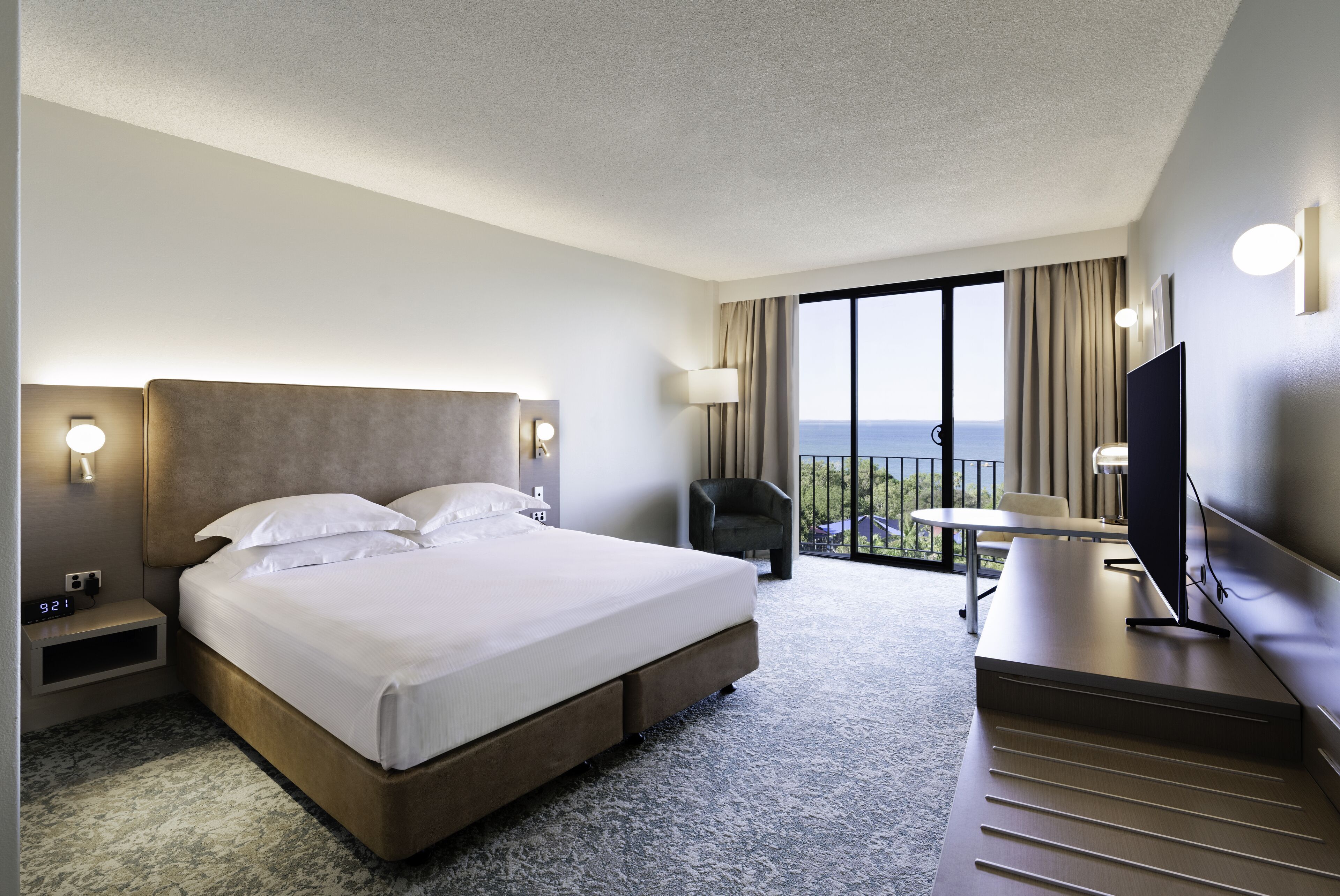 1 ห้องนอน, เครื่องนอนระดับพรีเมียม, ตู้นิรภัยในห้องพัก, โต๊ะทำงาน