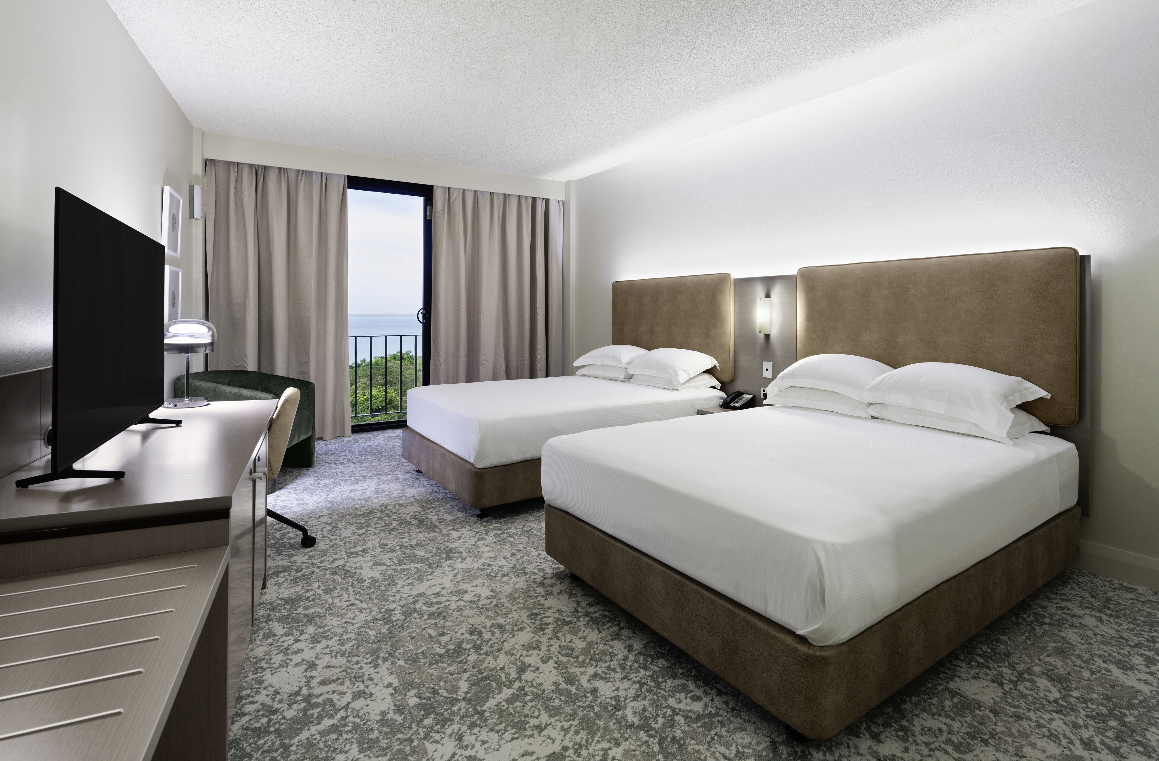 1 ห้องนอน, เครื่องนอนระดับพรีเมียม, ตู้นิรภัยในห้องพัก, โต๊ะทำงาน