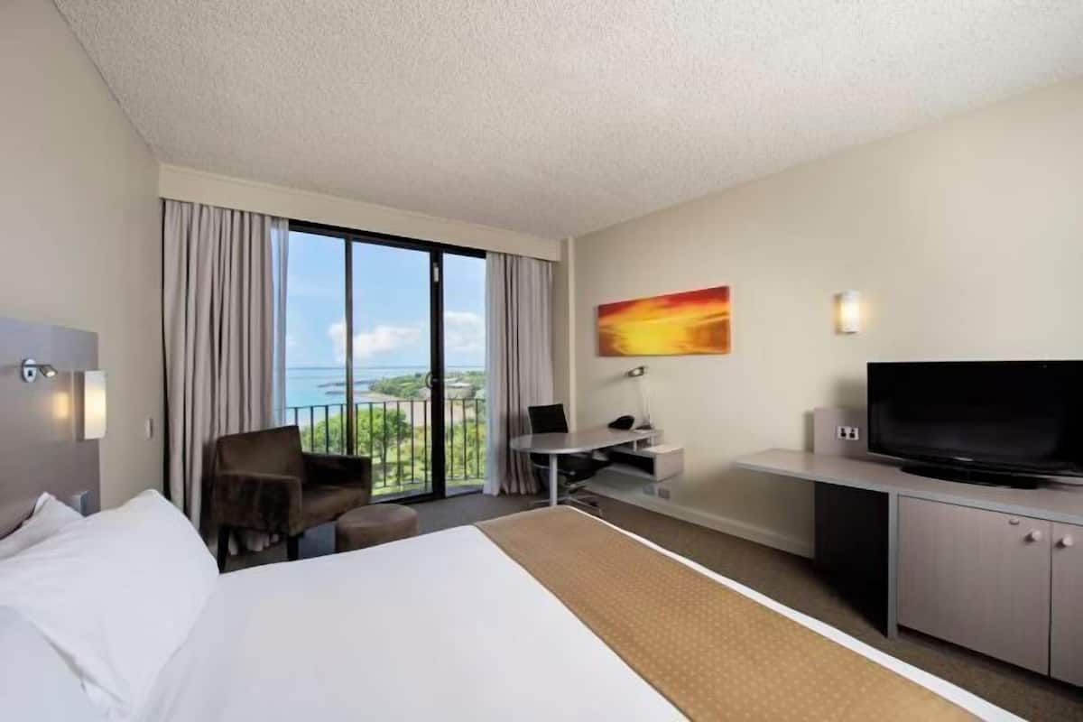 1 bedroom, premium bedding, in-room safe, desk