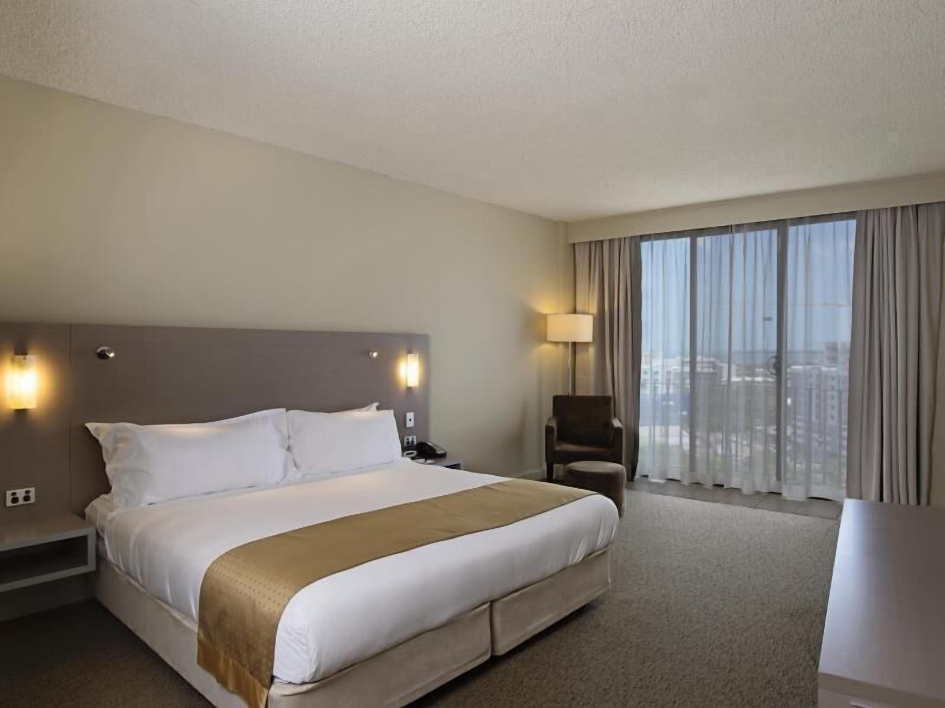 1 ห้องนอน, เครื่องนอนระดับพรีเมียม, ตู้นิรภัยในห้องพัก, โต๊ะทำงาน