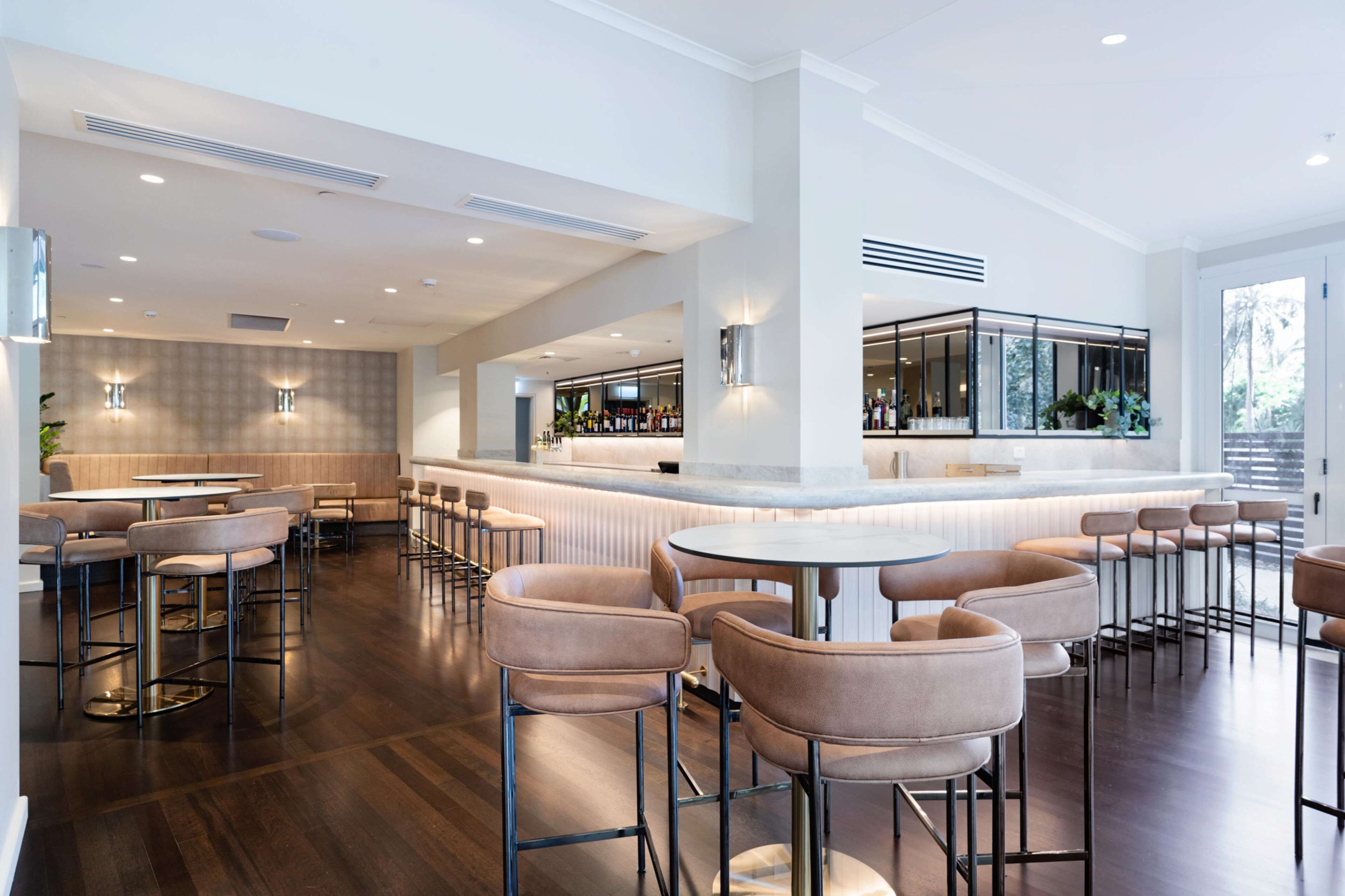 Lunsj og middag serveres, lokale retter, utsikt mot bassenget 