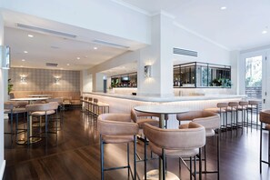 Déjeuner et dîner servis sur place, vue sur la piscine