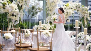 Una ceremonia de boda con decoraciones florales y sillas de madera.