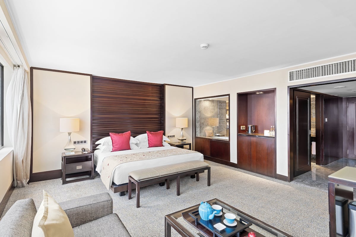 Deluxe Room, 1 King Bed | 1 bedroom, premium bedding, down duvets, minibar