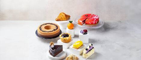 Una variedad de postres sobre una superficie de mármol.