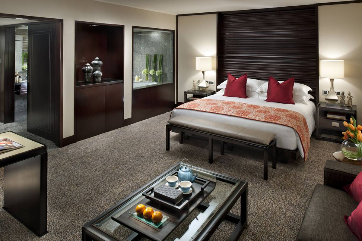 Club Deluxe, Habitación, 1 cama de matrimonio grande | Zona de estar | Televisión LCD de 42 pulgadas con canales por cable, una televisión