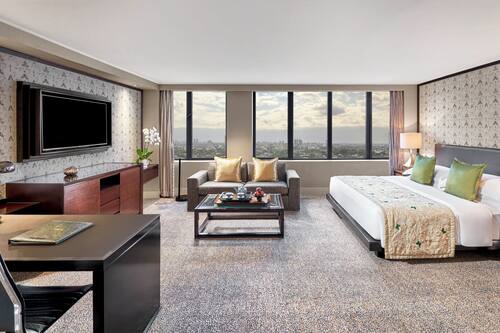 Deluxe Room, 1 King Bed | Premium bedding, down duvets, pillow-top beds, minibar