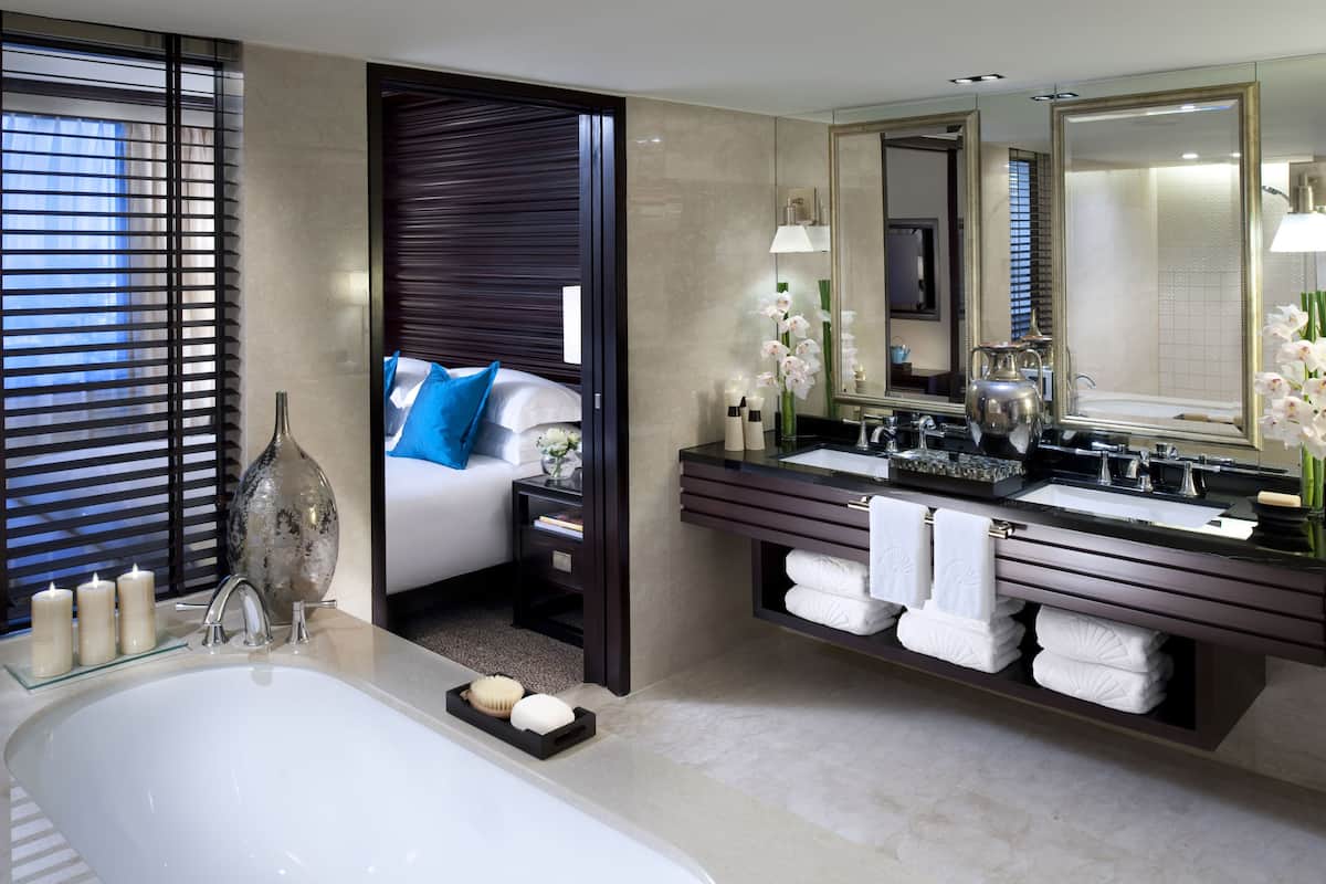 Baignoire et douche séparées, baignoire relaxante profonde