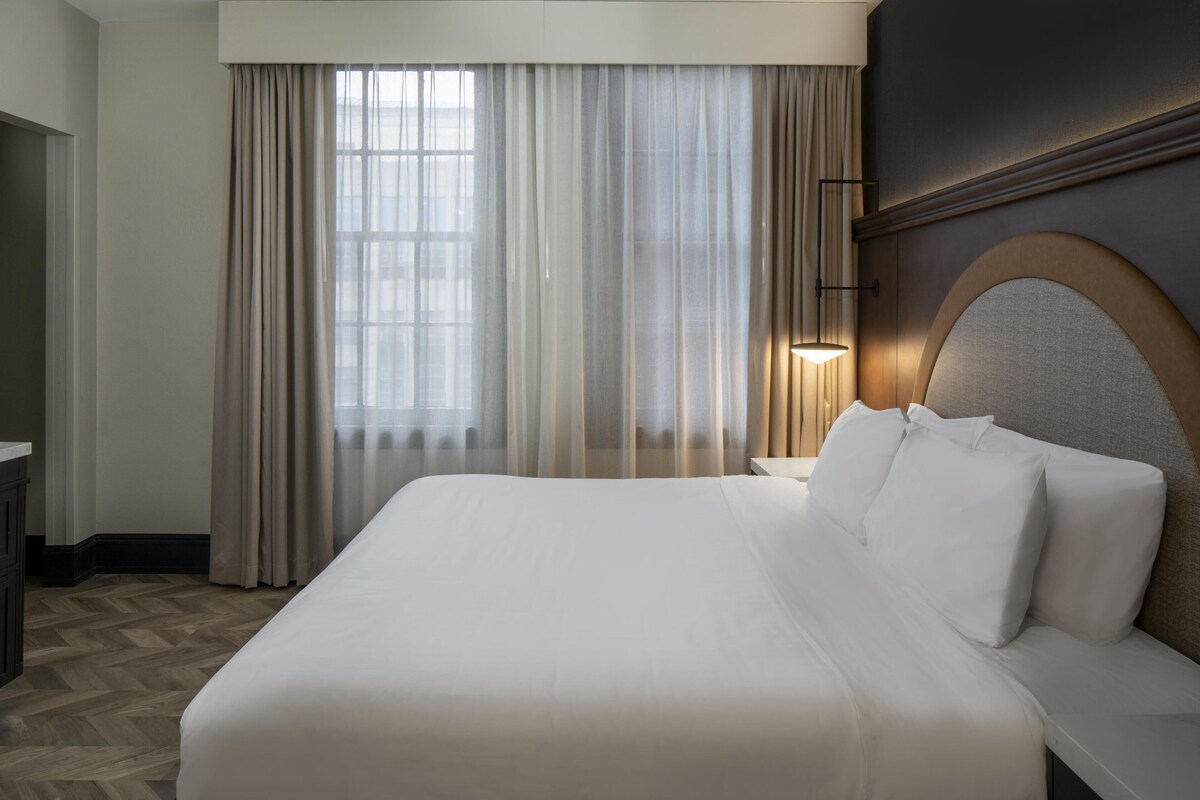 Suite, 1 King Bed, Fireplace | Desk, WiFi (free), bed sheets