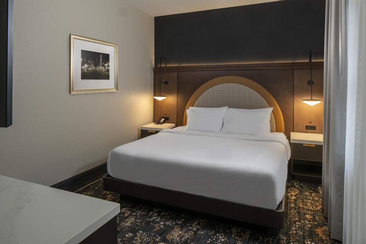 Desk, WiFi (free), bed sheets