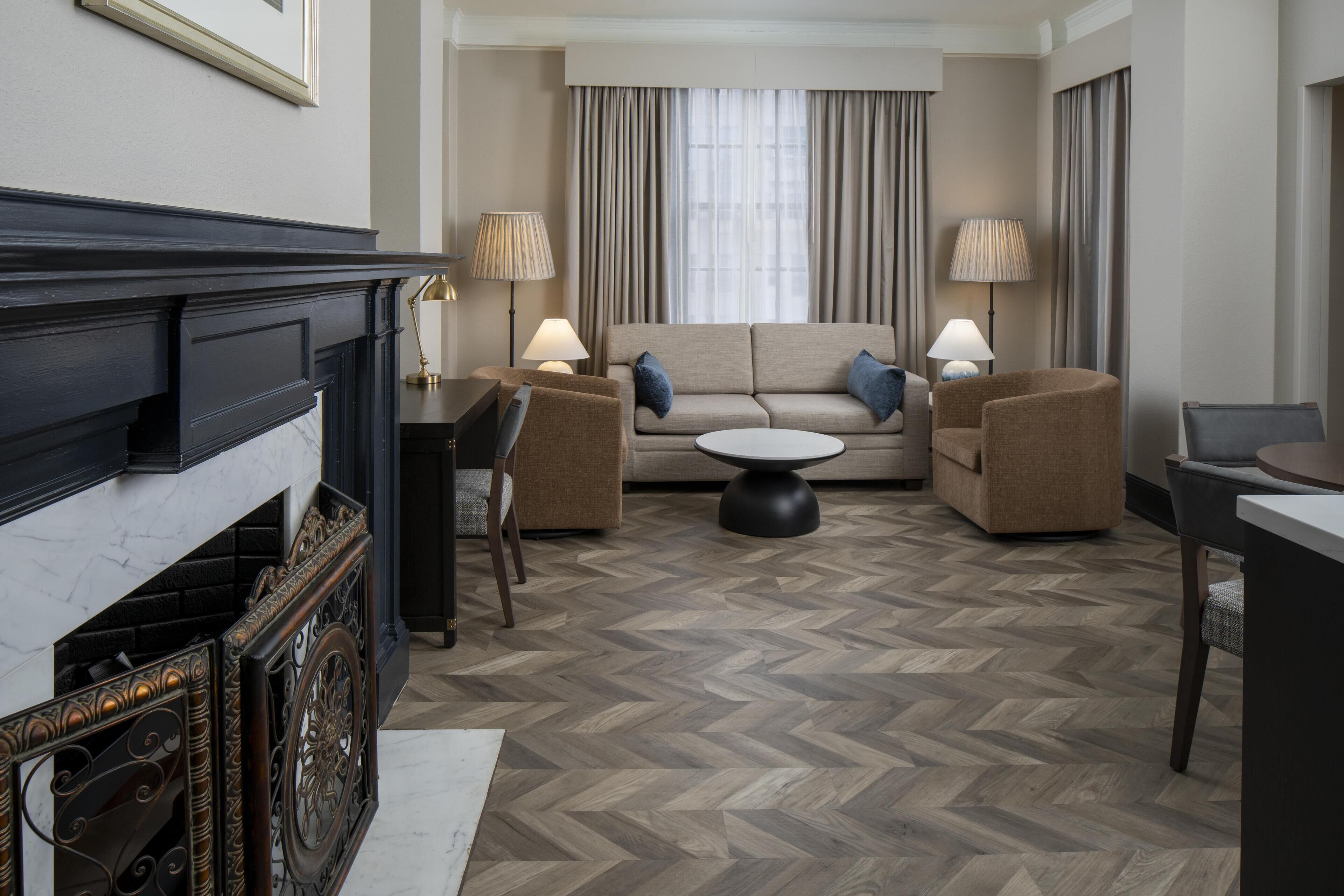 套房, 无烟房, 壁炉 | 起居区 | 40-英寸液晶电视 （配备有线频道）、电视